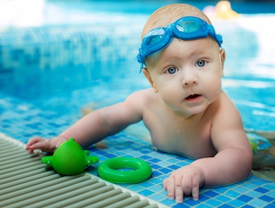 bebés al agua