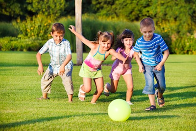 JUGAMOS A LA PELOTA EN EL PARQUE - Sortir amb nens