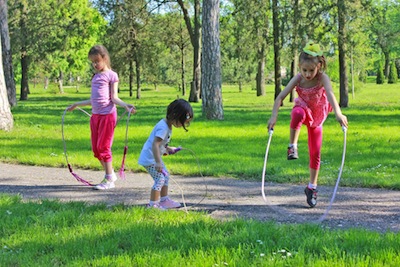 Juegos de saltar a la comba para niños de 5 a 10 años