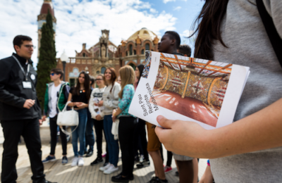 Visitas familiares en el recinto modernista de Sant Pau