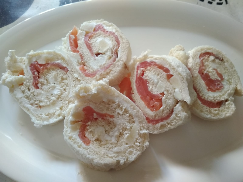 rollitos de salmón y queso