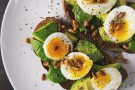 tostada con aguacate y huevo duro