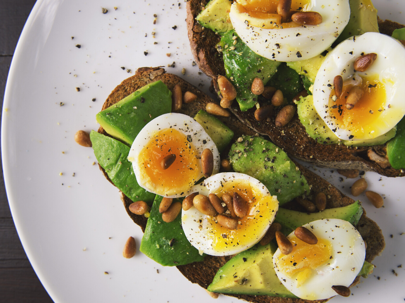 tostada con aguacate y huevo duro