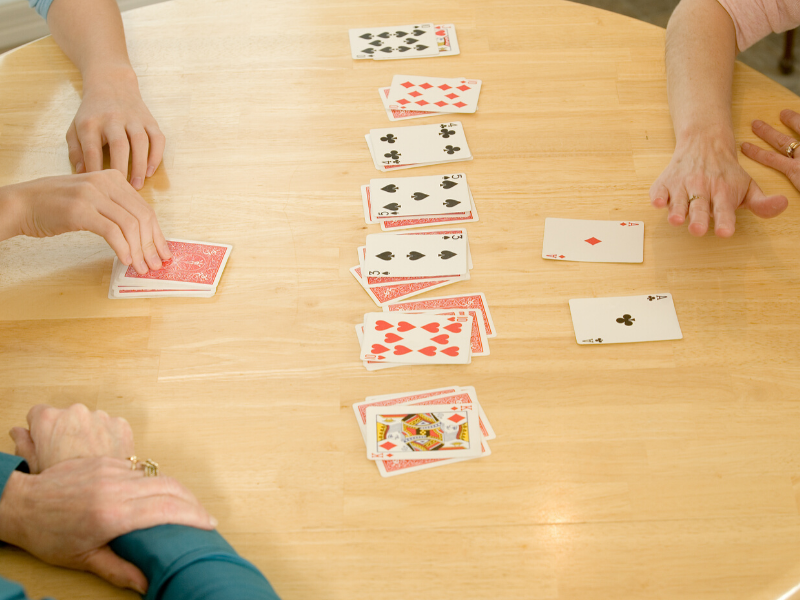 Jocs de cartes tradicionals per jugar en família
