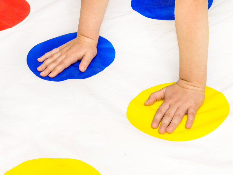 Furioso Extinto Nacional HACEMOS UN TWISTER CON LOS NIÑOS Y NIÑAS - Sortir amb nens