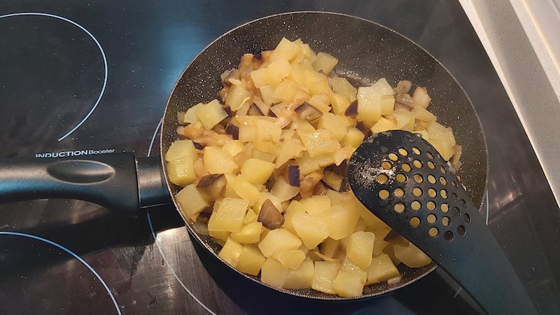 tortilla de patatas con cebolla y berenjena