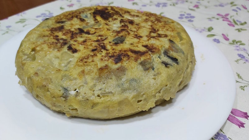 tortilla de patatas con cebolla y berenjena