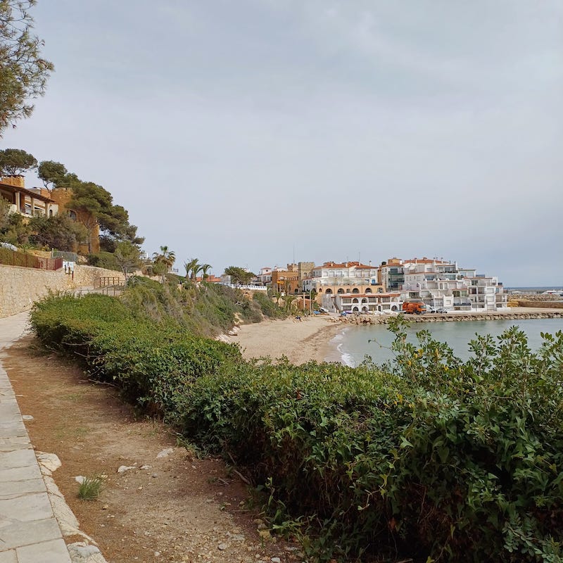 camí de ronda Roda de Berà amb nens i nenes