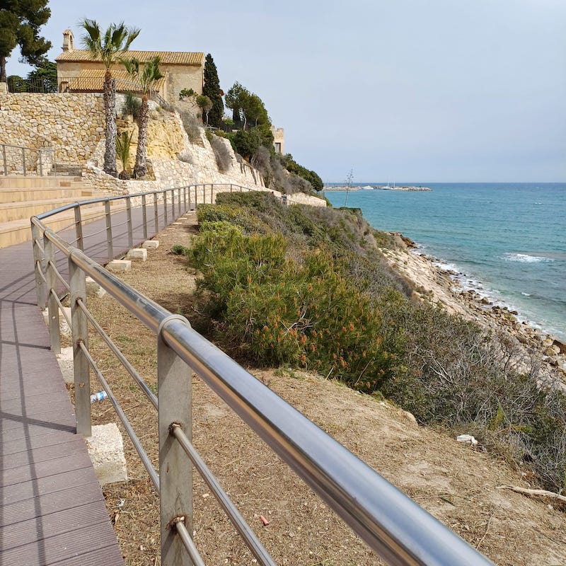 camino de ronda Roda de Berà con niños y niñas