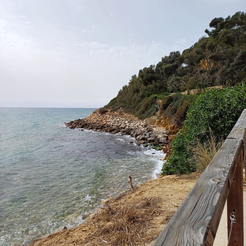 camí de ronda Roda de Berà amb nens i nenes