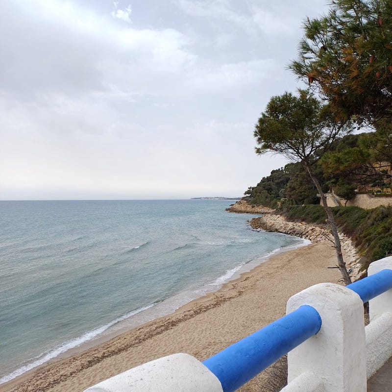 camino de ronda Roda de Berà con niños y niñas