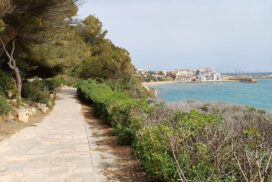 camino de ronda Roda de Berà con niños y niñas