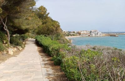 camino de ronda Roda de Berà con niños y niñas