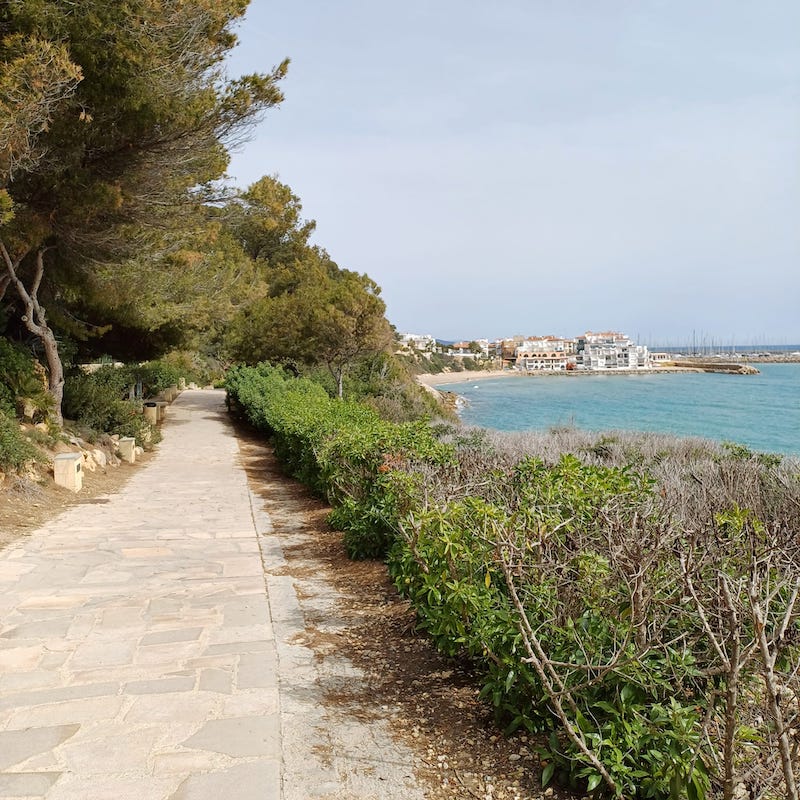 camí de ronda Roda de Berà amb nens i nenes