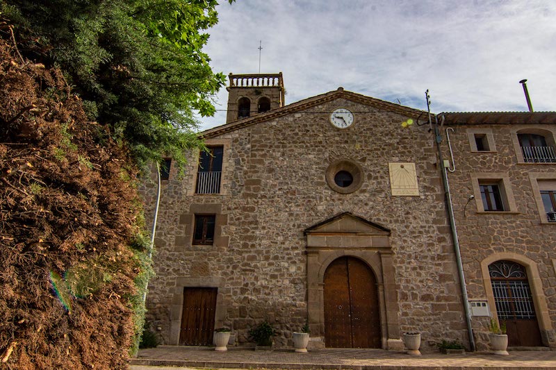 excursió a Santa Maria de Merlès amb nens i nenes