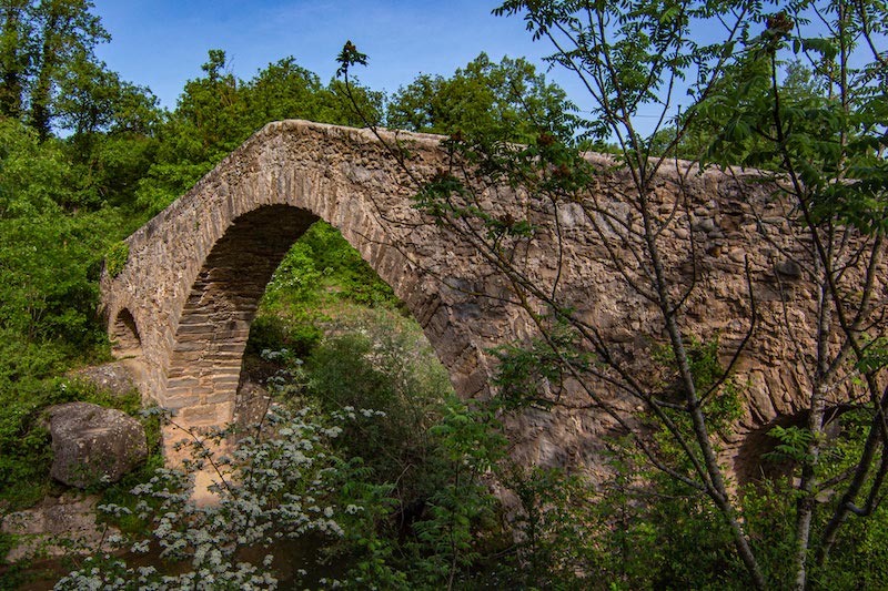 excursió a Santa Maria de Merlès amb nens i nenes