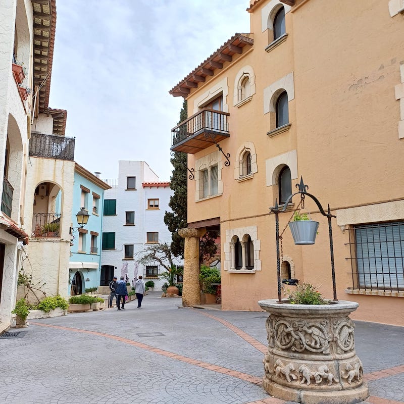 Roc de Sant Gaietà con niños y niñas